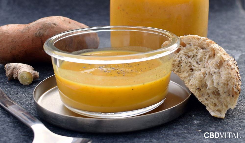 Kürbis-Ingwer Suppe mit Süßkartoffel und Hanfsamen